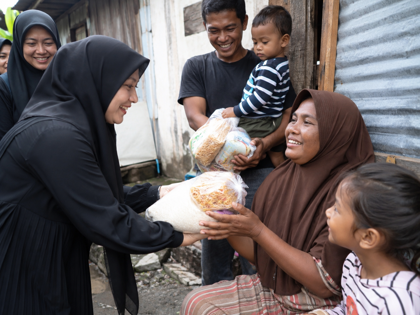 Tim relawan menyalurkan bantuan kepada masyarakat